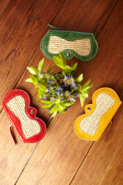 Le set porte lunette en véritable cuir de zébu et raphia de Madagascar - 1 rouge - 1 vert - 1 jaune - 100 % fait main - livraison incluse