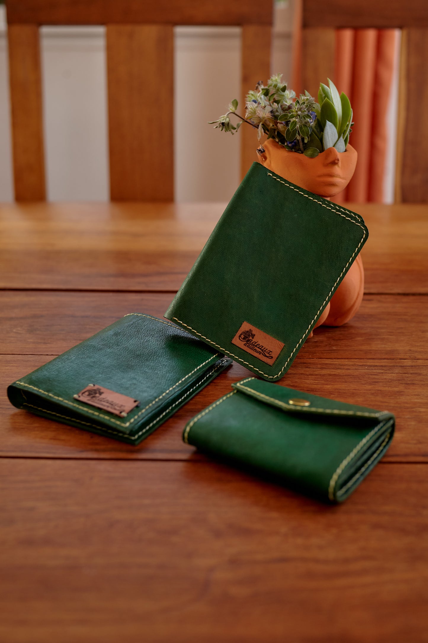 Le set en véritable cuir de zébu comprenant 1 porte feuille - 1 porte passeport et 1 porte carte vert - 100 % fait main - Livraison offerte