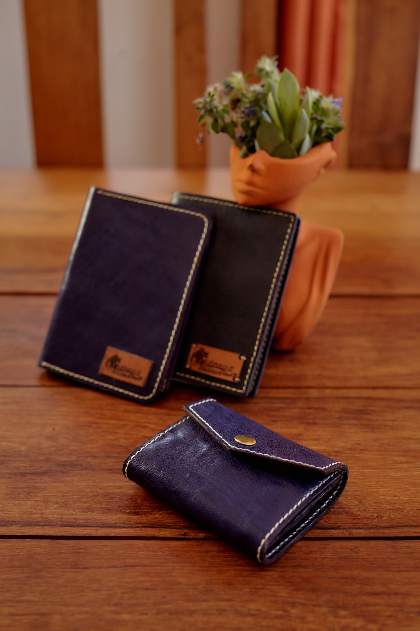 Le set en véritable cuir de zébu comprenant 1 porte feuille - 1 porte passeport et 1 porte carte bleu - 100 % fait main - Livraison offerte