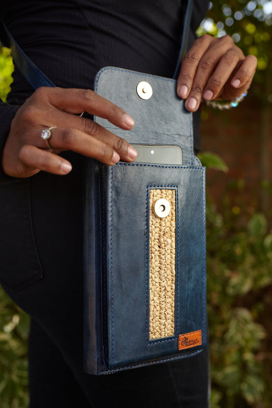 Sacoche porte feuille - porte portable bleu en véritable cuir de zébu et raphia de Madagascar - 100 % fait main - livraison gratuite