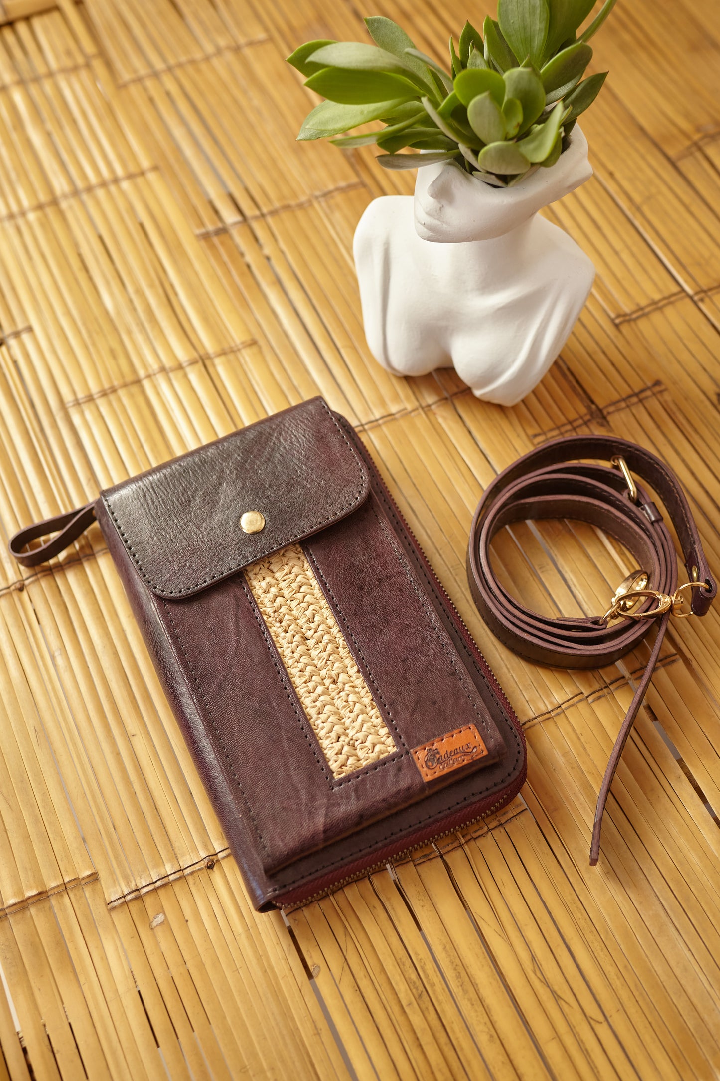 Sacoche porte feuille - porte portable marron en véritable cuir de zébu et raphia de Madagascar - 100 % fait main - livraison gratuite