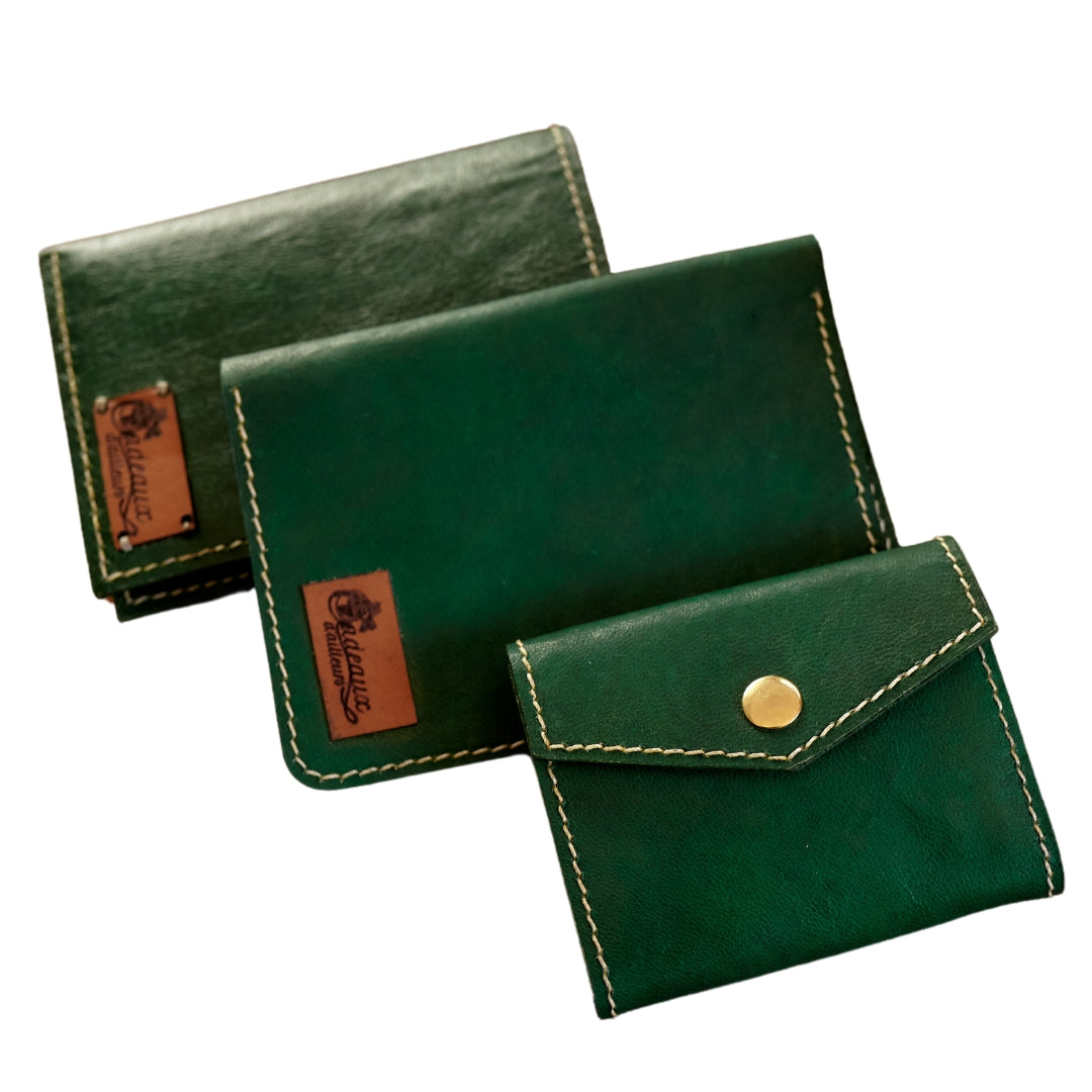 Le set en véritable cuir de zébu comprenant 1 porte feuille - 1 porte passeport et 1 porte carte vert - 100 % fait main - Livraison offerte